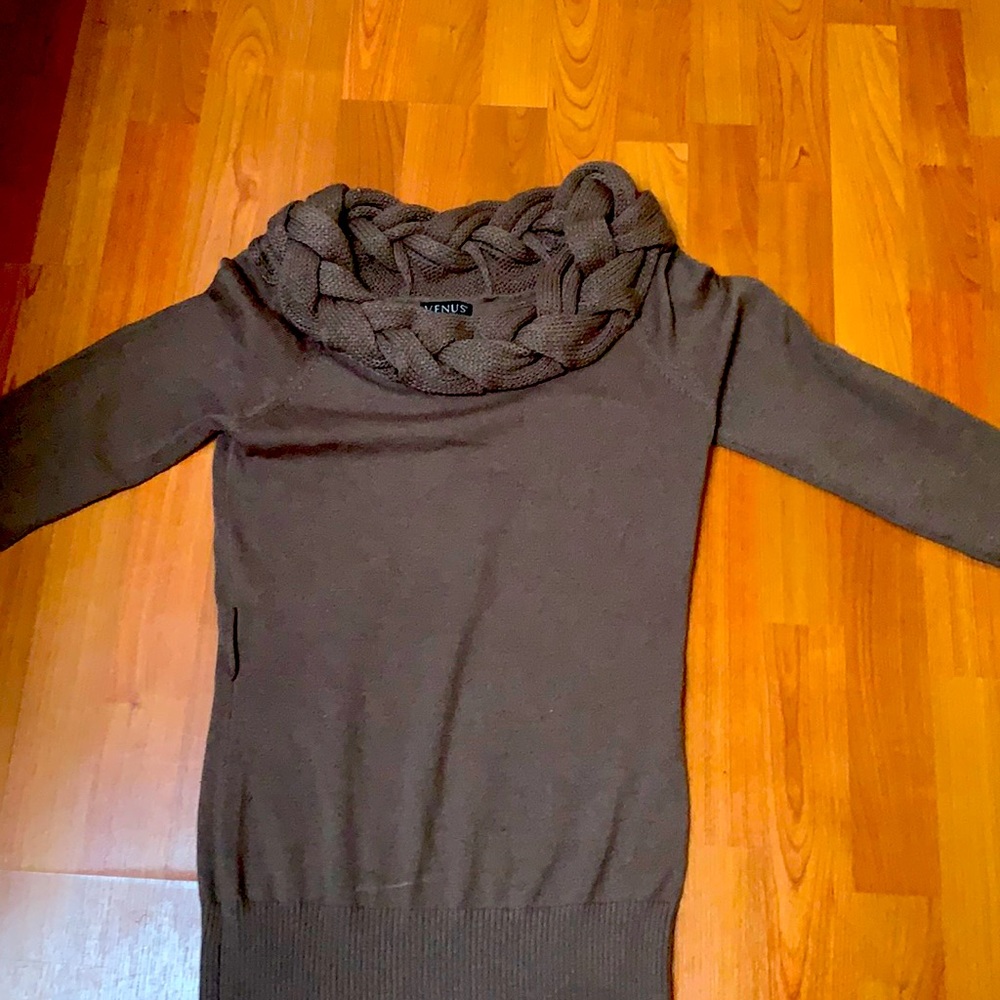Venus rope necked sweater Medium